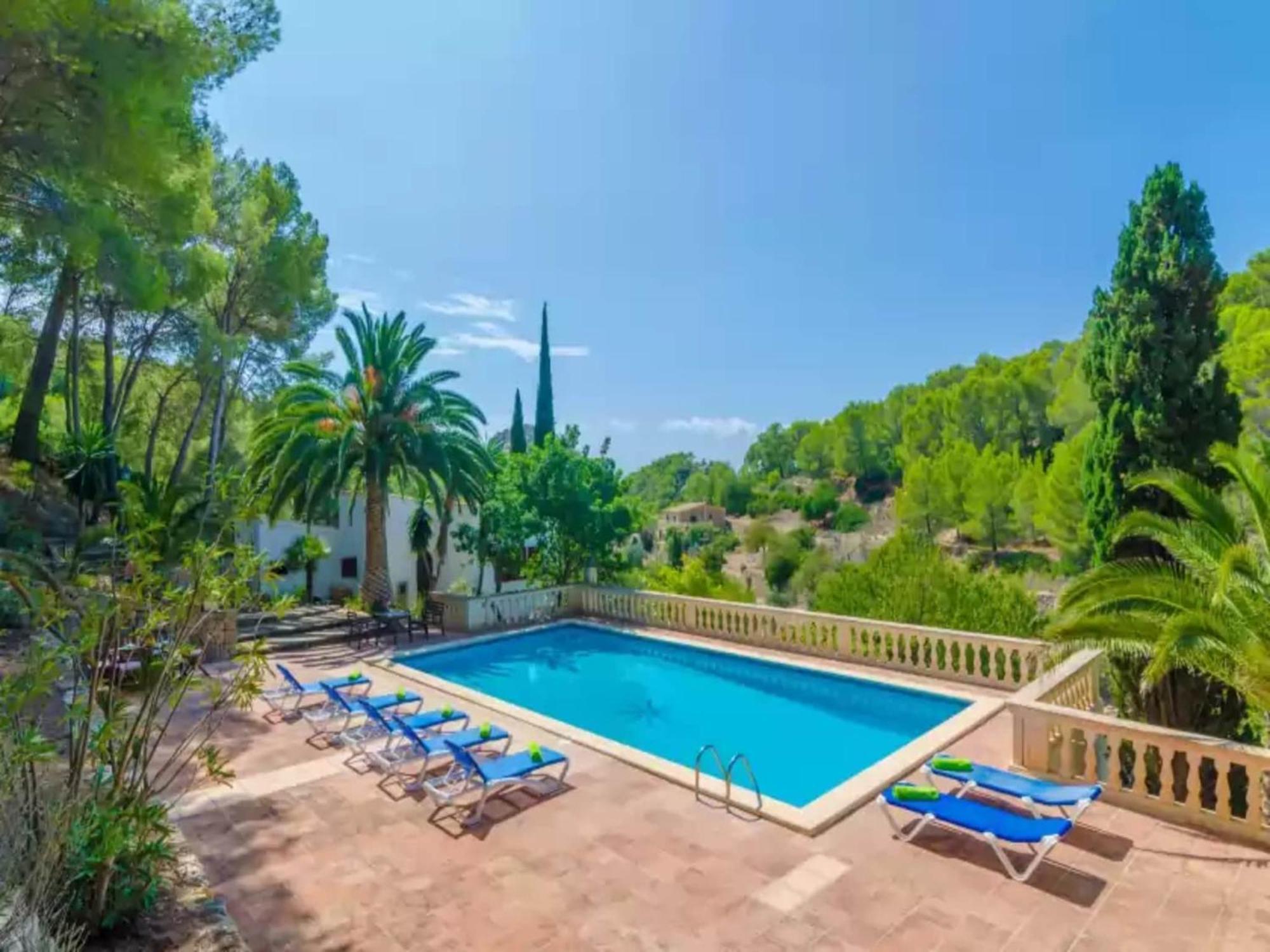 Elegant With Private Pool In *